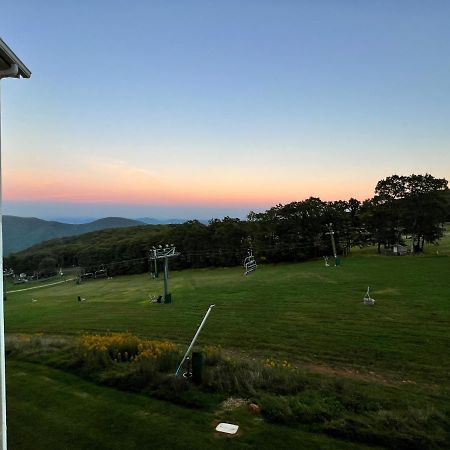 Diamond Adventure Slope Side With Foosball And Arcade At Wintergreen Resort 外观 照片